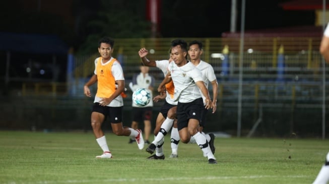 Skuad Timnas Indonesia U-23 saat menjalani internal game jelang melawan Malaysia dalam laga perdana Piala AFF U-23 2023, Selasa (15/8/2023) malam. (Dok. PSSI)