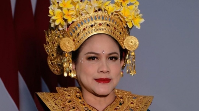 Iriana Jokowi tampak cantik mengenakan pakaian adat Bali di acara perayaan HUT RI ke-78 di Istana Negara, Kamis (17/8/2023). [Instagram Bennu Sorumba]