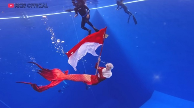 Potret Ria Ricis Mengibarkan Bendera Merah Putih di Air (YouTube/Ricis Official)