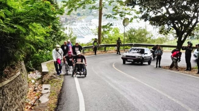 Penyandang Disabilitas di Bali Kayuh Kursi Roda di Tanjakan Kintamani Demi Merah Putih