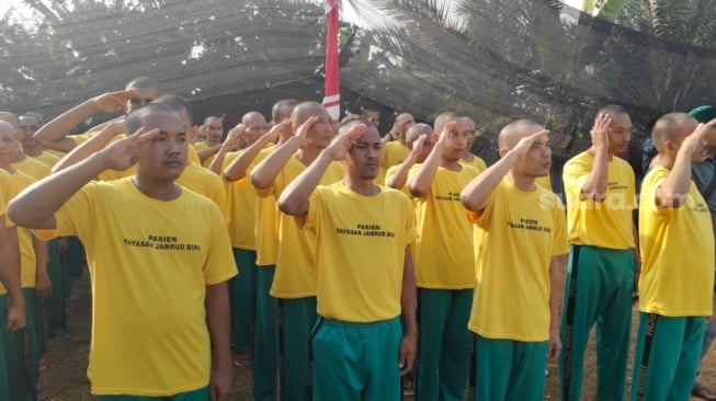 Suasana Khidmat Upacara HUT RI ke-78 yang Diikuti ODGJ Bersama Warga di Mustikasari Bekasi