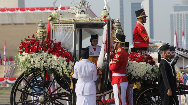 Paskibraka membawa duplikat bendera pusaka merah putih dan teks proklamasi saat Kirab Bendera Pusaka menuju Istana Merdeka di Jakarta, Kamis (17/8/2023). [Suara.com/Alfian Winanto]