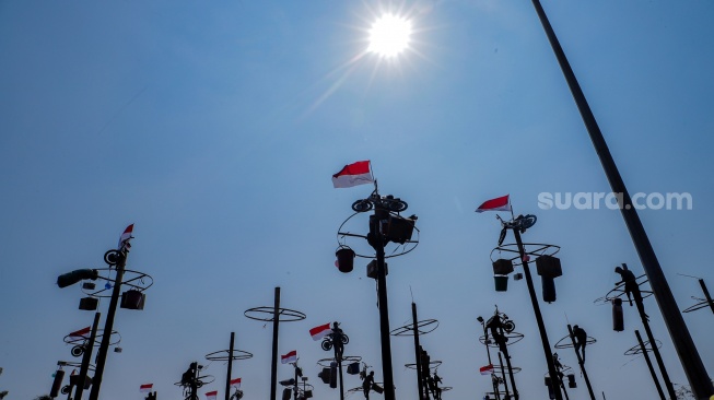 Peserta mengikuti lomba panjat pinang di Pantai Festival, Taman Impian Jaya Ancol, Jakarta, Selasa (17/8/2023). [Suara.com/Alfian Winanto]