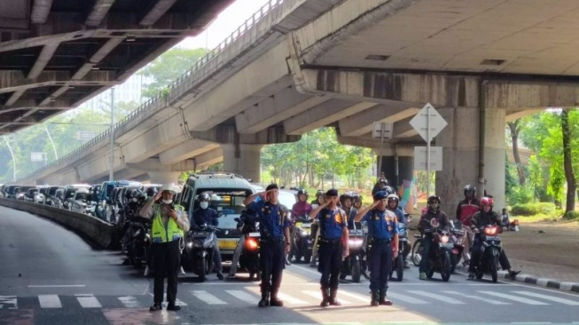 Momen Detik-Detik Proklamasi, Petugas dan Pengguna Jalan Mengheningkan Cipta di Jaktim