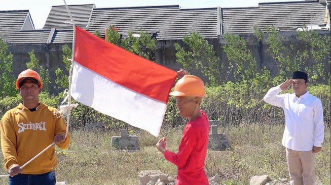 Keren Tenan Lur! Berbekal Peralatan Sederhana, Puluhan Buruh Bangunan Gelar Upacara Bendera di Karanganyar