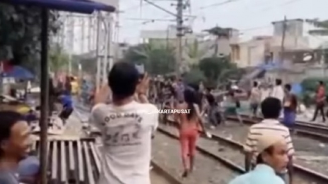 Jelang Penurunan Bendera Pusaka di Istana, Tawuran Antarwarga Pecah di Pasar Gaplok