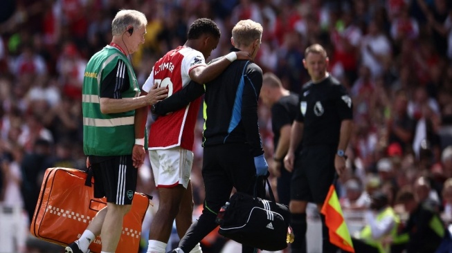 Bek baru Arsenal, Jurrien Timber (tengah) mengalami cedera ACL di lutut kanannya ketika menjalani debut di Liga Inggris 2023-2024 ketika timnya menghadapi Nottingham Forest pada laga pekan pertama, 12 Agustus lalu. [AFP]