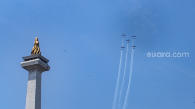 Tim aerobatik Jupiter melakukan atraksi udara di atas langit Jakarta, Kamis (17/8/2023). [Suara.com/Alfian Winanto]