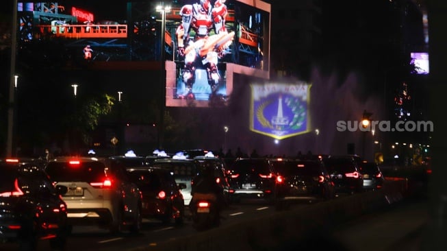 Pertunjukkan video mapping pada air mancur di Bundaran Hotel Indonesia, Jakarta, Kamis (17/8/2023). [Suara.com/Alfian Winanto]