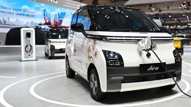 Wuling Air ev Livery Batik Betawi Ditampilkan di GIIAS 2023. (Foto: Suara.com/Manuel Jeghesta)