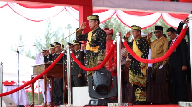 Kenakan Pakaian Adat Melayu, Mendagri Pimpin Upacara HUT Ke-78 Kemerdekaan RI di Kabupaten Natuna