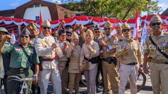 Rayakan HUT RI-78, Kibarkan Bendera Sambil Berkeliling Naik Sepeda Onthel