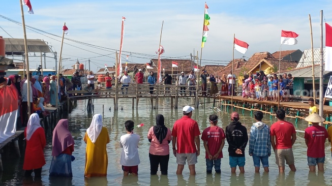 Kisah Haru Warga Timbulsloko Demak Ikuti Upacara HUT ke-78 RI di Tengah Kepungan Rob