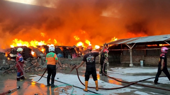 Kebakaran hebat melanda gudang kain di Desa Manang, Kecamatan Grogol, Kabupaten Sukoharjo, Kamis (17/8/2023). [Suara.com/istimewa]