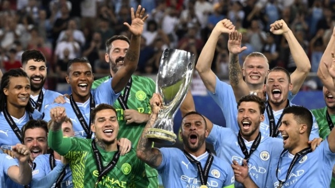 Bek Manchester City, Kyle Walker memegang trofi di podium setelah memenangkan Piala Super Eropa 2023 antara Manchester City vs Sevilla di Stadion Georgios Karaiskakis di Piraeus pada 16 Agustus 2023.Aris MESSINIS/AFP