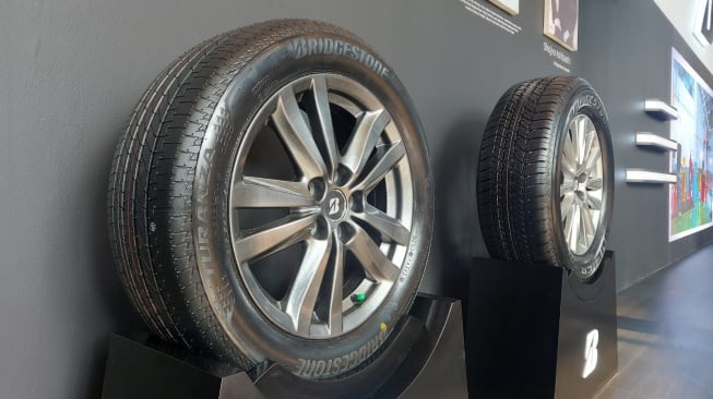 Bridgestone Pamer Ban Mobil Bersejarah di GIIAS 2023