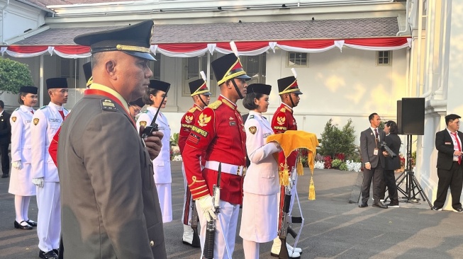 Anggota Paskibraka perwakilan dari Provinsi Sumatera Selatan, terpilih sebagai pembawa bendera Merah Putih dalam upacara penurunan bendera di Istana Merdeka, Kamis (17/8/2023). [Suara.com/Ria]