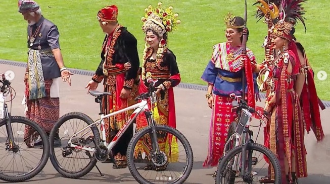 Momen Kaesang Pangarep, Erina Gudono Hingga Sri Mulyani Dapat Sepeda Dari Jokowi, Hadiah Menang Lomba 17 Agustus?