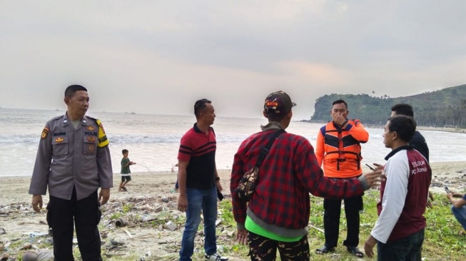 Momen HUT ke-78 RI, 3 Wisatawan Meninggal Terseret Ombak di Pantai Lampung Selatan