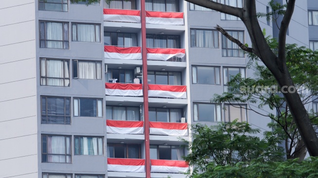 Bendera Merah Putih terpasang di balkon Apartemen Taman Rasuna, Kompleks Episentrum, Jakarta, Jumat (18/8/2023). [Suara.com/Alfian Winanto]