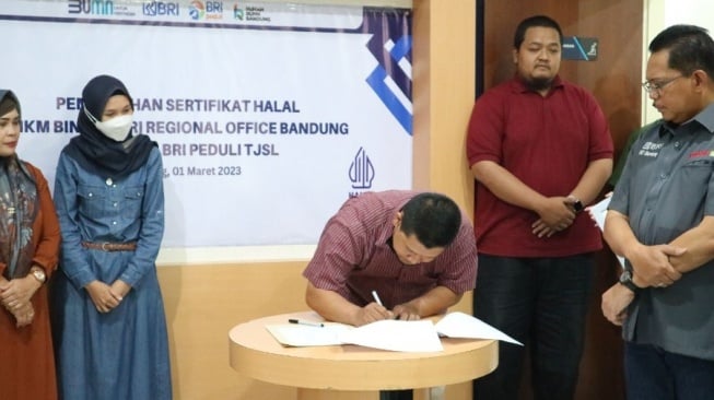 Bagian dari Program TJSL, BRI Peduli Bagikan Bantuan Sertifikat Halal bagi Ratusan Pelaku UMKM