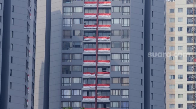 Puluhan bendera Merah Putih terpasang di balkon Apartemen Taman Rasuna, Kompleks Epicentrum, Jakarta, Jumat (18/8/2023). [Suara.com/Alfian Winanto]