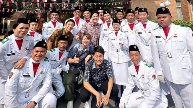 Jerome Polin bersama Waseda Boys dan tim paskibraka merayakan HUT RI ke-78 di Kedutaan Besar Indonesia di Beijing, Tiongkok. [Instagram]