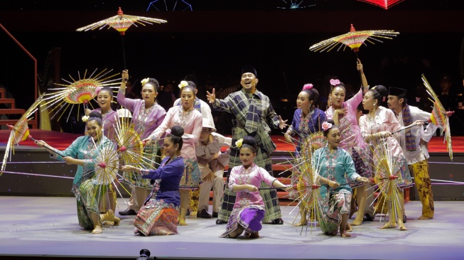 Penari tampil dalam Pagelaran Sabang Merauke di Jiexpo Theatre, Kemayoran, Jakarta, Jumat (18/8/2023). [Suara.com/Alfian Winanto]