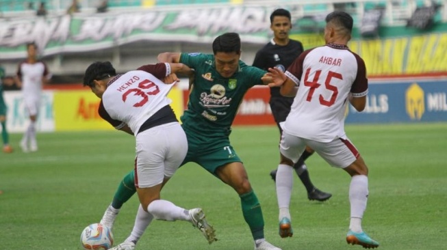 Pemain Persebaya Song Ui-Young (tengah) berebut bola dengan pemain PSM Makassar saat pertandingan pekan kesembilan Liga 1 Indonesia di Stadion GBT Surabaya, Jawa Timur, Jumat (18/8/2023) sore. (ANTARA/Moch Asim)