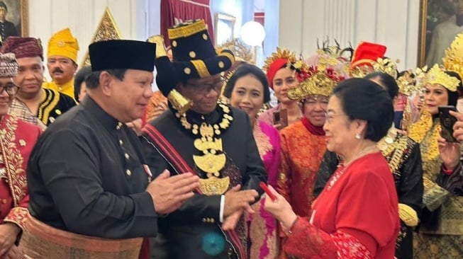 Ketua Umum Partai Gerindra Prabowo Subianto bicara dengan Ketua Umum DPP PDIP Megawati Soekarnoputri usai Upacara Peringatan HUT ke-78 RI di Istana, Kamis (17/8) kemarin. (Foto dok Prabowo)