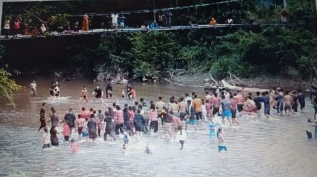 Jembatan Gantung di Sekadau Putus saat Digunakan Melihat Lomba Tangkap Bebek 17 Agustus, 5 Orang Patah Tulang