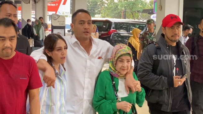 Usai Resmi Bebas, Ferry Irawan Disambut Isak Tangis Keluarga