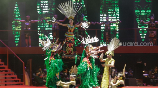 Penari tampil dalam Pagelaran Sabang Merauke di Jiexpo Theatre, Kemayoran, Jakarta, Jumat (18/8/2023). [Suara.com/Alfian Winanto]