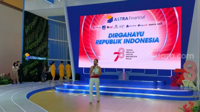 Hana Qosim mengajak para pengunjung bermain games 17-an di booth utama Astra Financial [Suara.com/CNR ukirsari].