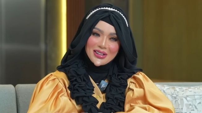 10 Potret Wajah Asli Yuni Jasmine, PNS yang Dijuluki Barbie Si Dagu Lancip yang Diledek Mirip Alien