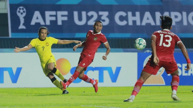 Timnas Indonesia U-23 vs Malaysia U-23 dalam laga pertama Grup B Piala AFF U-23 2023 di Rayong Province Stadium, Rayong, Thailand pada Jumat (18/8/2023). [Dok. Twitter/@FAM_Malaysia]