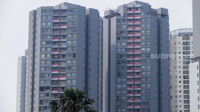 Puluhan bendera Merah Putih terpasang di balkon Apartemen Taman Rasuna, Kompleks Epicentrum, Jakarta, Jumat (18/8/2023). [Suara.com/Alfian Winanto]