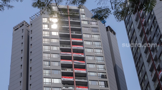 Bendera Merah Putih terpasang di balkon Apartemen Taman Rasuna, Kompleks Epicentrum, Jakarta, Jumat (18/8/2023). [Suara.com/Alfian Winanto]