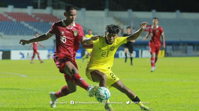 Timnas Indonesia U-23 vs Malaysia U-23 dalam laga pertama Grup B Piala AFF U-23 2023 di Rayong Province Stadium, Rayong, Thailand pada Jumat (18/8/2023). [Dok. Twitter/@FAM_Malaysia]