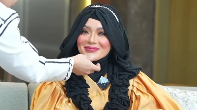 Potret Wajah Asli Yuni Jasmine 'Barbie' Si Dagu Lancip (YouTube dr. Richard Lee, MARS)