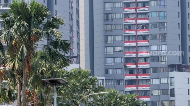 Puluhan bendera Merah Putih terpasang di balkon Apartemen Taman Rasuna, Kompleks Epicentrum, Jakarta, Jumat (18/8/2023). [Suara.com/Alfian Winanto]