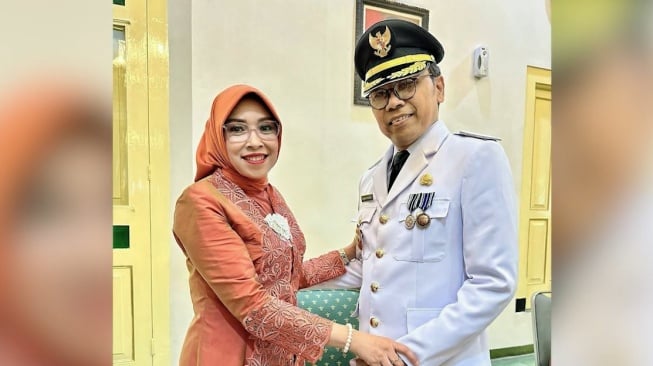 Singgih Raharjo bersama istri saat bersiap menerima jabatan sebagai Pj Wali Kota Yogyakarta. (Instagram/@zinggihr)