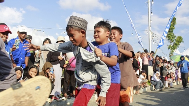 Lomba pesta rakyat lari bakiak di Kota Palu [Yamaha Indonesia].