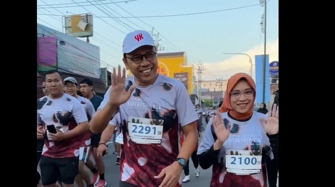 Pj Wali Kota Yogyakarta, Singgih Raharjo saat mengikuti event lari bersama istri di Jogja. (Instagram/@zinggihr)