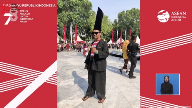 Pakai Baju Madura Pecinya Bikin Salfok! Peserta Upacara Ini Bikin Jokowi Ngakak Sampai Kasih Sepeda