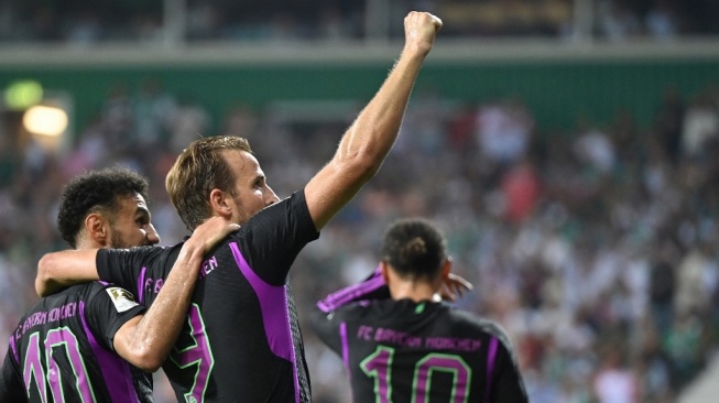 Penyerang Bayern Munich asal Inggris Harry Kane merayakan golnya ke gawang Werder Bremen dalam laga pembuka Bundesliga 2023/24 di Bremen, Jerman utara, pada 18 Agustus 2023.INA FASSBENDER/AFP