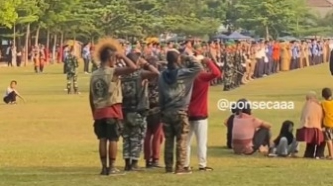 Salut! Momen Anak Punk Ikut Upacara Perayaan HUT RI, Warganet Justru Salfok ke Hal Ini