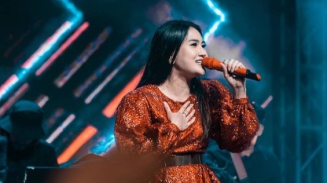 Pedangdut Berpendidikan Tinggi (Instagram/@nellakharisma)