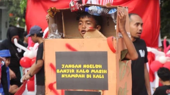 Peragaan busana dalam rangkaian kegiatan Perayaan HUT ke-78 RI di Kampung Melayu Besar RT 06 RW 02, Kebon Baru, Tebet, Jakarta Selatan, Kamis (17/8/2023). (Ist)