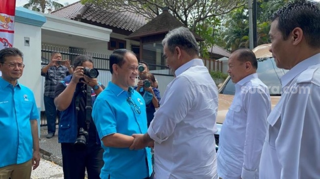 Jajaran elite DPP Partai Gerindra melakukan pertemuan dengan jajaran DPN Partai Gelora di Media Center Partai Gelora, di Kawasan Patra Kuningan, Jakarta Selatan, Sabtu (19/8/2023). (Suara.com/Bagaskara)